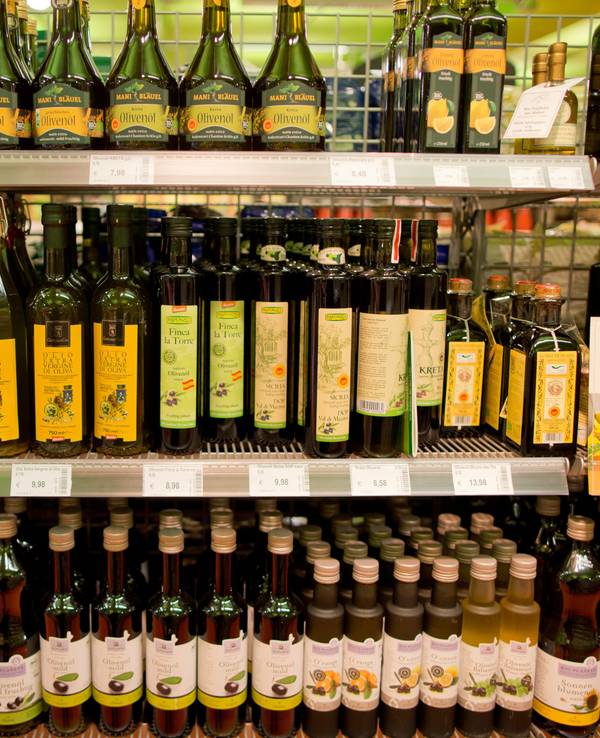 Bio-Olivenöl steht in einem Regal in einem Biosupermarkt (Archivbild aus dem Jahr 2016): Der Preis für Olivenöl ist in den letzten Monaten stark angestiegen. Der Grund dafür: Dürre und Hitze im Mittelmeerraum.