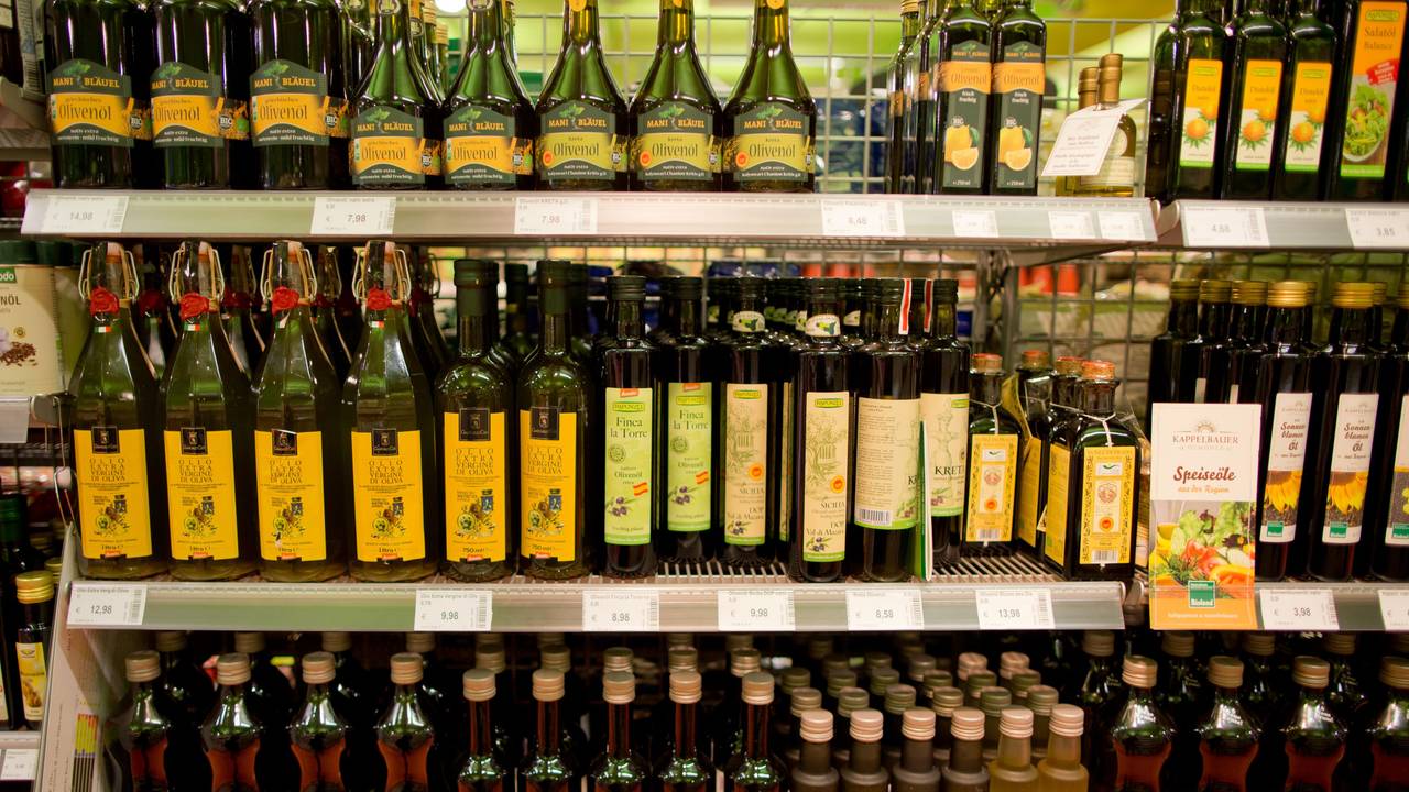Bio-Olivenöl steht in einem Regal in einem Biosupermarkt (Archivbild aus dem Jahr 2016): Der Preis für Olivenöl ist in den letzten Monaten stark angestiegen. Der Grund dafür: Dürre und Hitze im Mittelmeerraum.