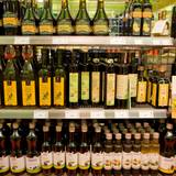 Bio-Olivenöl steht in einem Regal in einem Biosupermarkt am 04. Februar 2016 in Nürnberg (Bayern).