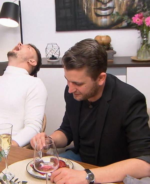 Patrick und Yannick sitzen am Tisch.