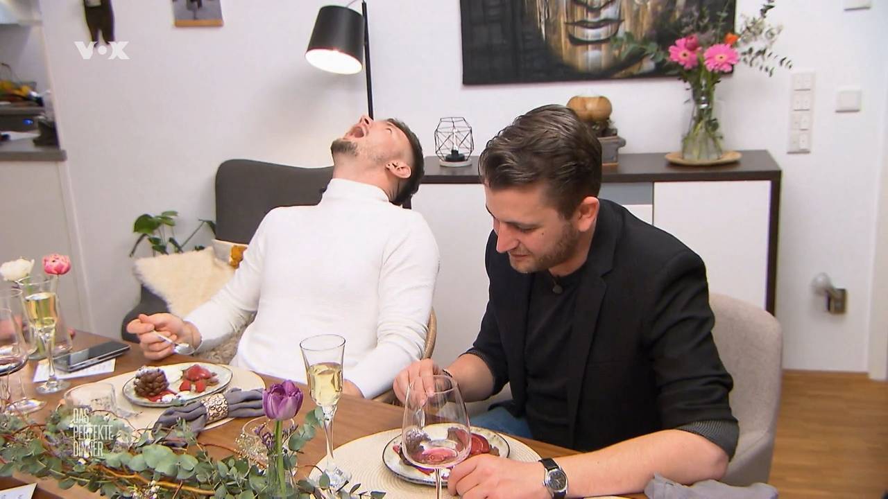 Patrick und Yannick sitzen am Tisch.