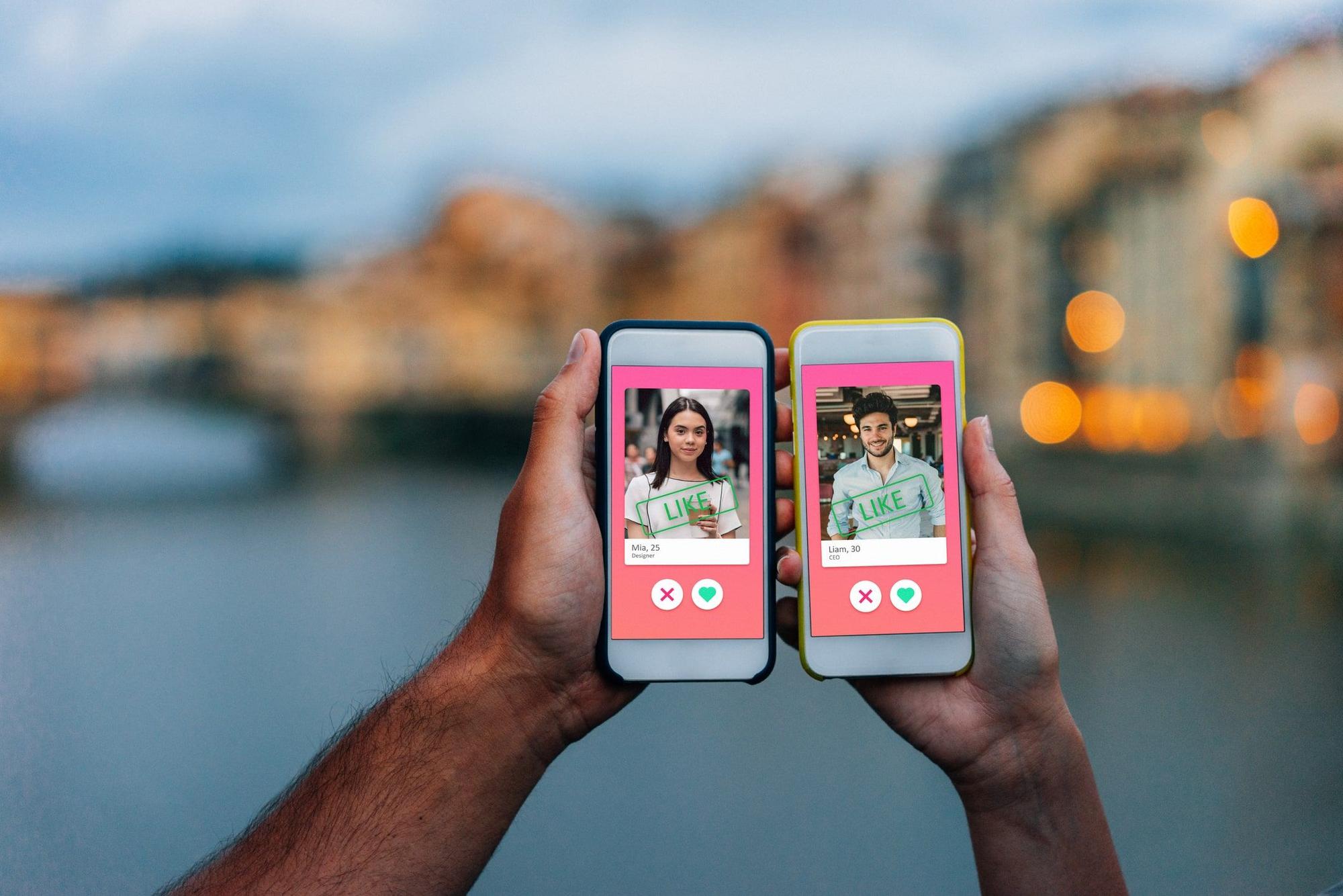 Zwei Hände, die Smartphones mit einer Online-Dating-App auf dem Bildschirm halten.