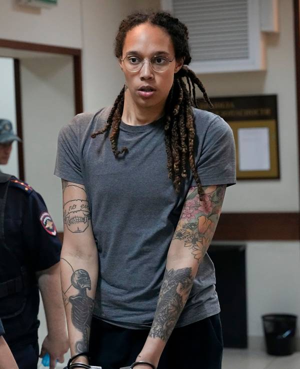 US-Basketballerin Brittney Griner wird nach einer Anhörung in Russland aus dem Gerichtssaal eskortiert.