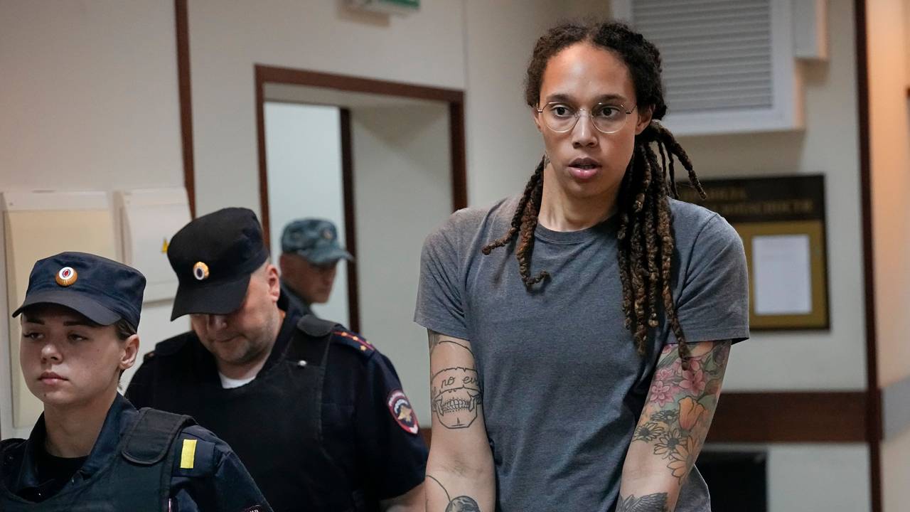 US-Basketballerin Brittney Griner wird nach einer Anhörung in Russland aus dem Gerichtssaal eskortiert.