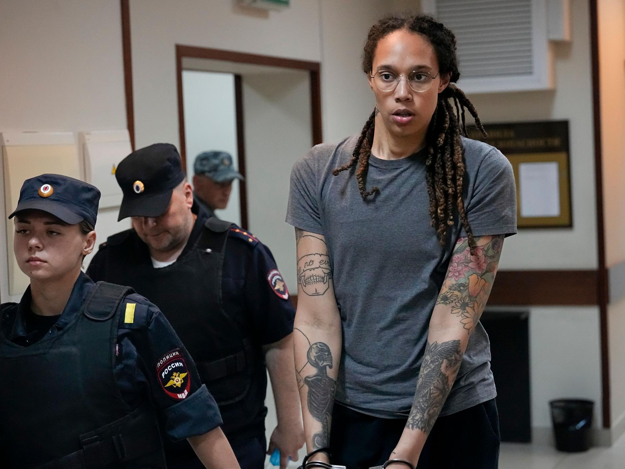 US-Basketballerin Brittney Griner wird nach einer Anhörung in Russland aus dem Gerichtssaal eskortiert.