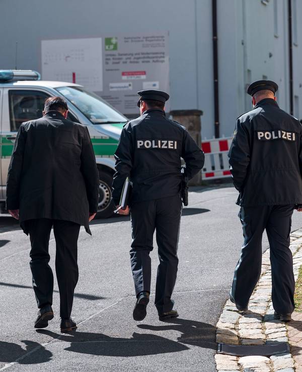 Einsatzkräfte der Polizei gehen Straße entlang. (Symbolbild vom 18. April 2023)