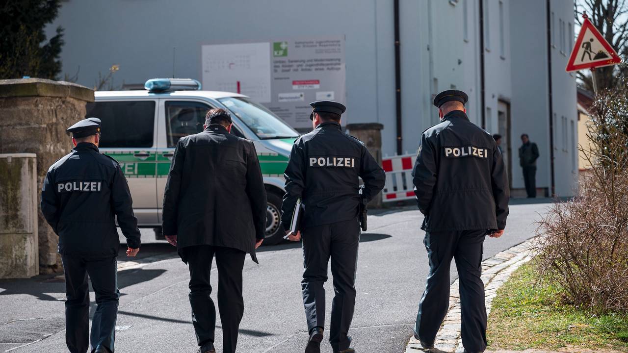 Einsatzkräfte der Polizei gehen Straße entlang. (Symbolbild vom 18. April 2023)