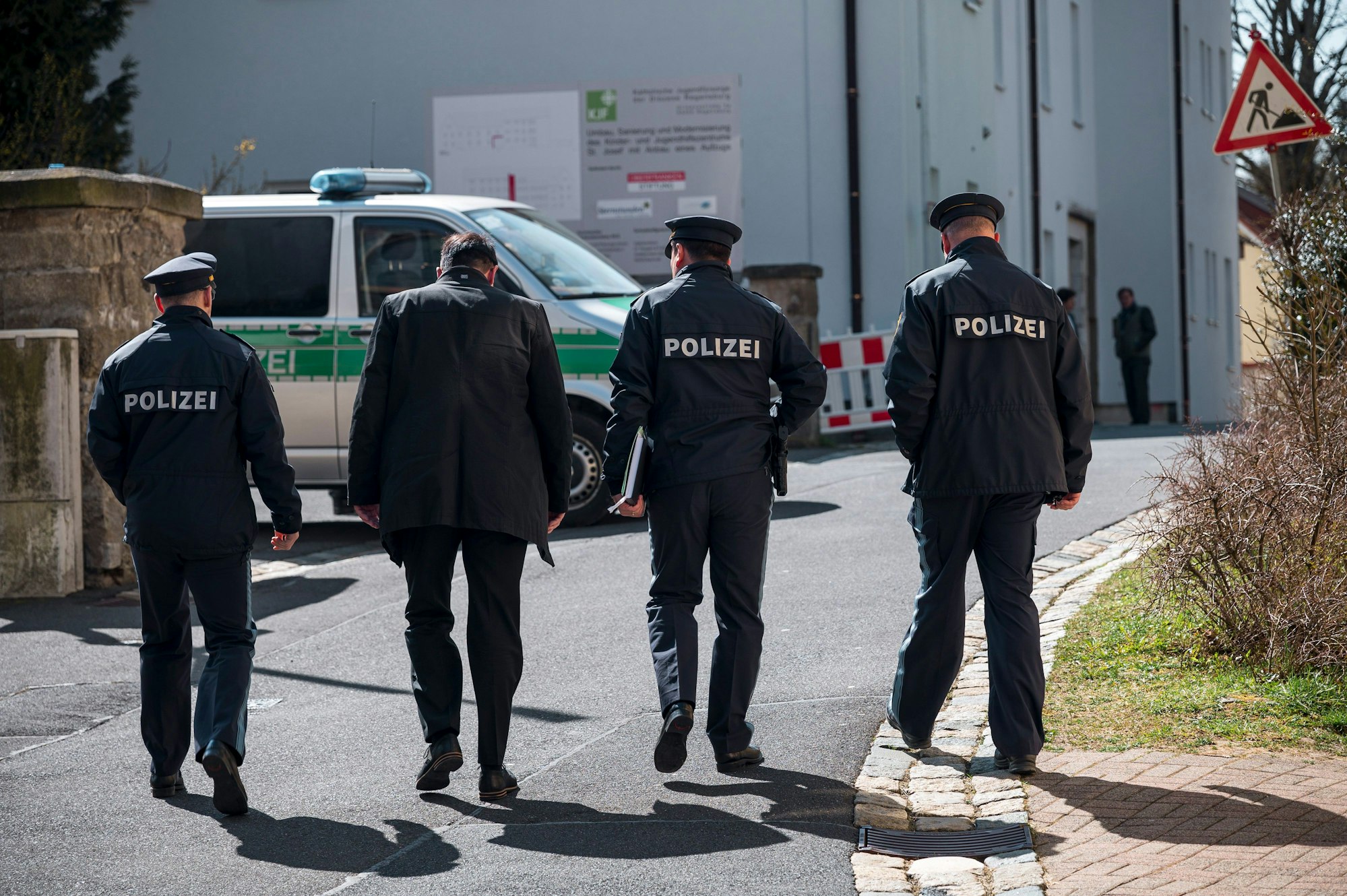 Einsatzkräfte der Polizei gehen Straße entlang. (Symbolbild vom 18. April 2023)