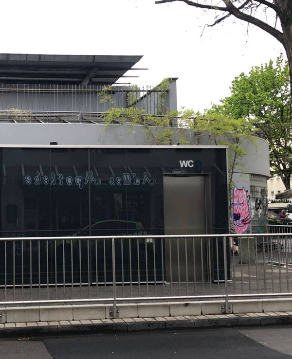 Neue öffentliche Toilette von der AWB in Köln-Nippes auf dem Wilhelmsplatz.