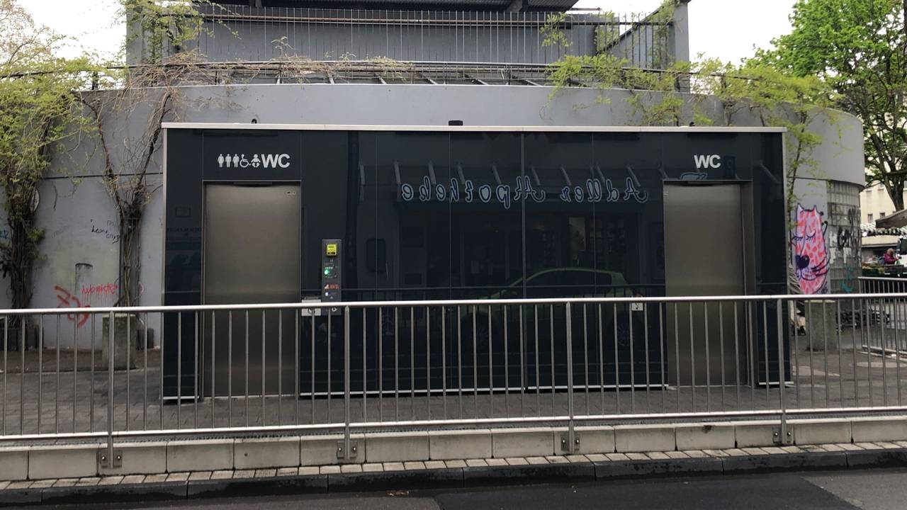 Neue öffentliche Toilette von der AWB in Köln-Nippes auf dem Wilhelmsplatz.