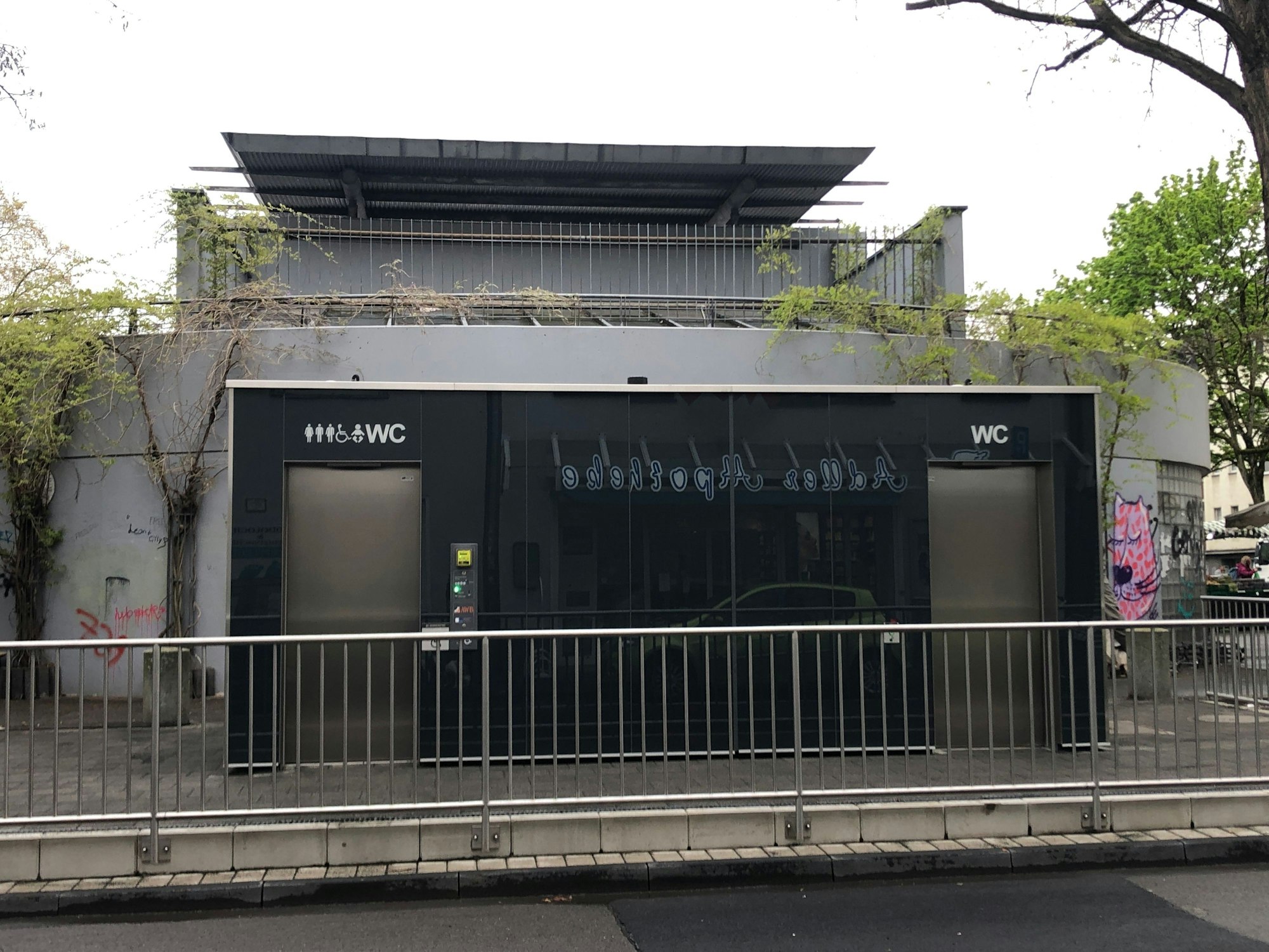 Neue öffentliche Toilette von der AWB in Köln-Nippes auf dem Wilhelmsplatz.