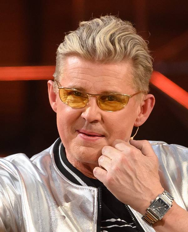 Markus Mörl im April 2014 während der Aufzeichnung „50 Jahre ZDF Hitparade“ auf dem Sofa in der Baden Arena.