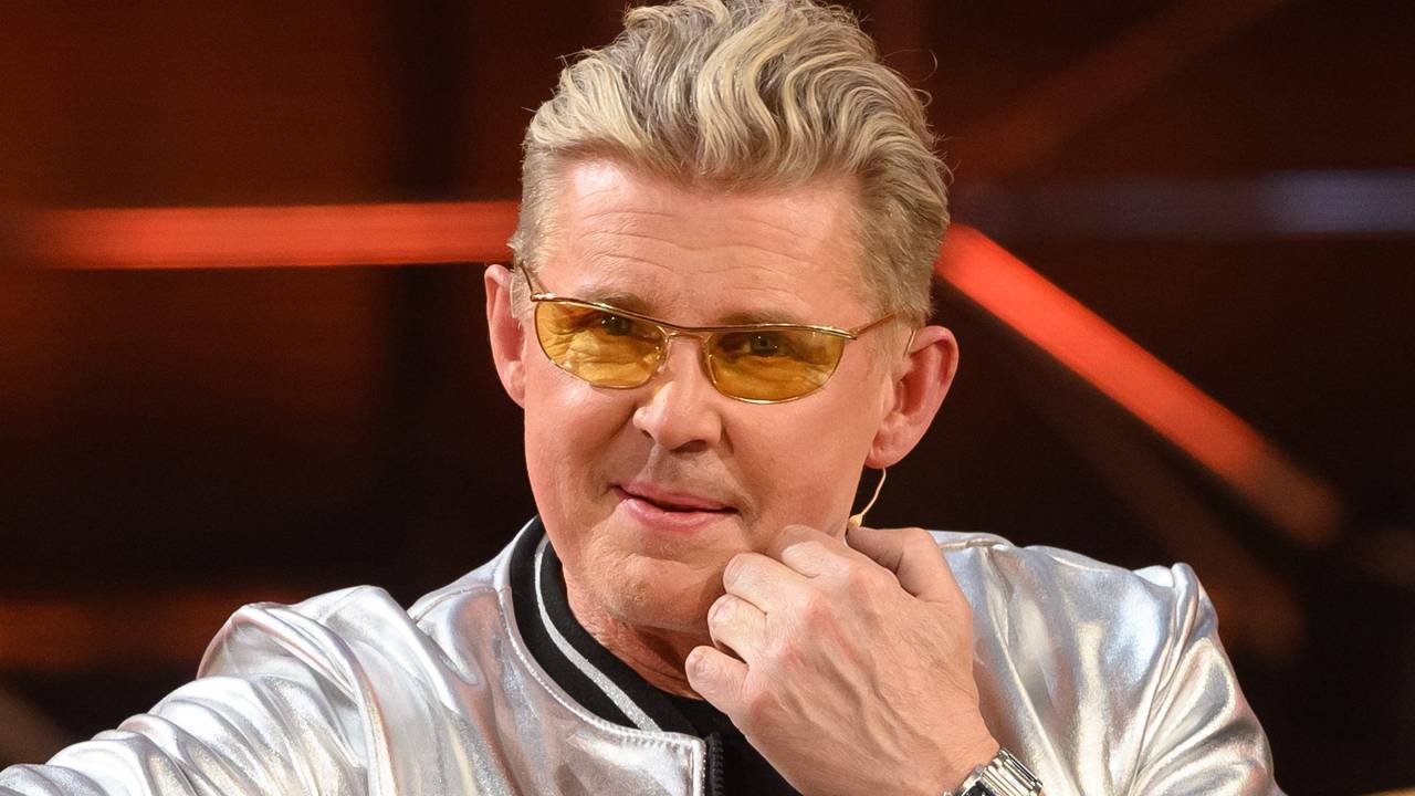 Markus Mörl im April 2014 während der Aufzeichnung „50 Jahre ZDF Hitparade“ auf dem Sofa in der Baden Arena.