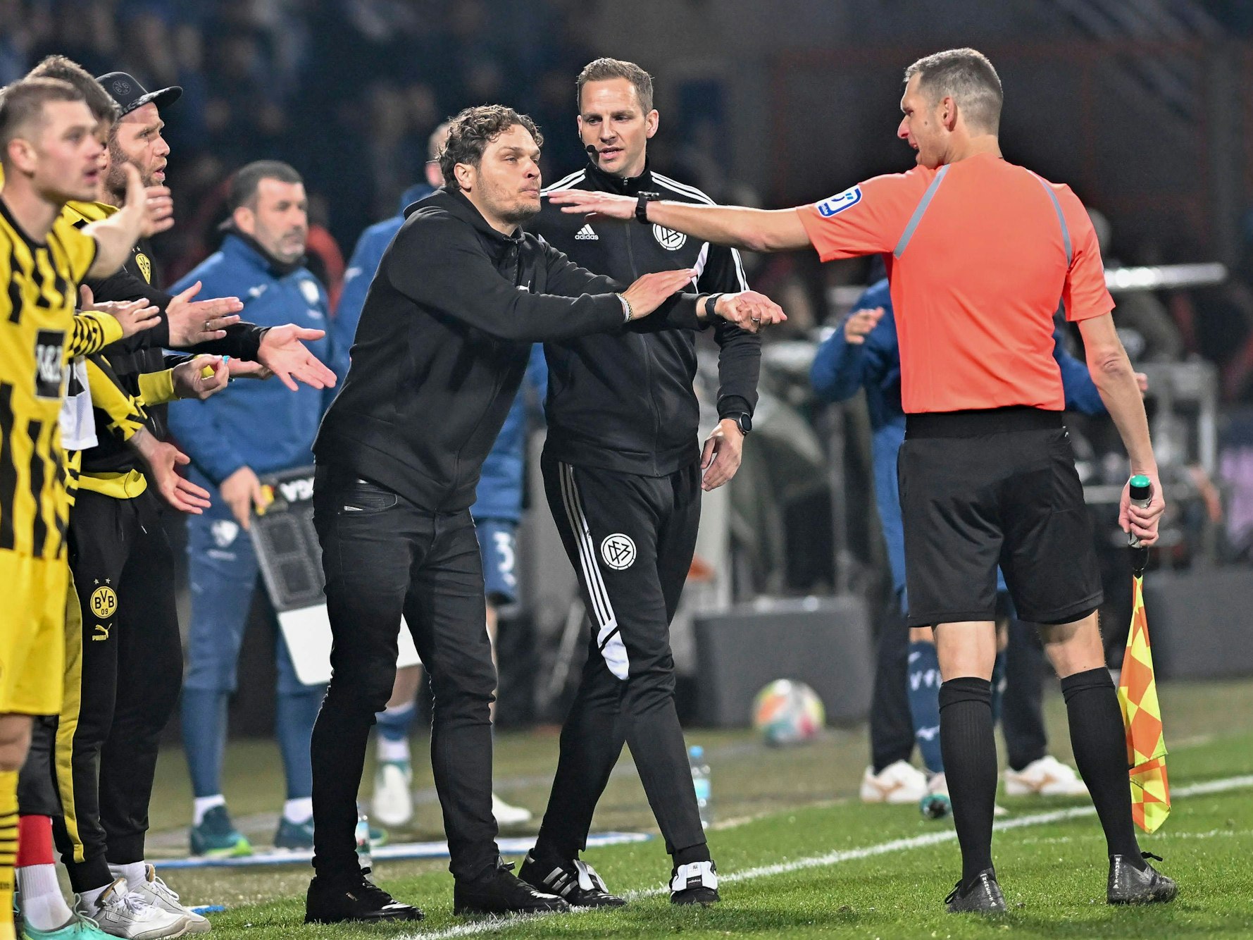 Edin Terzic (Borussia Dortmund) diskutiert mit dem Unparteiischen.