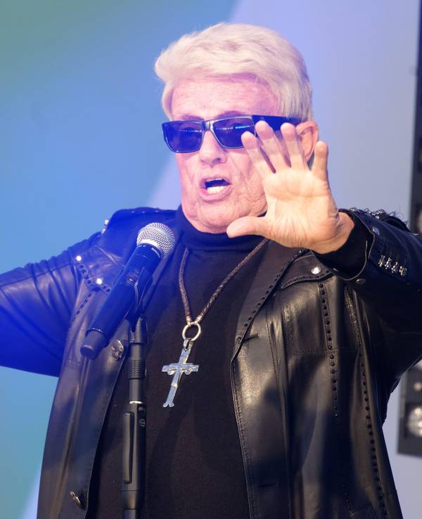 Heino steht bei einem Konzert auf der Bühne.