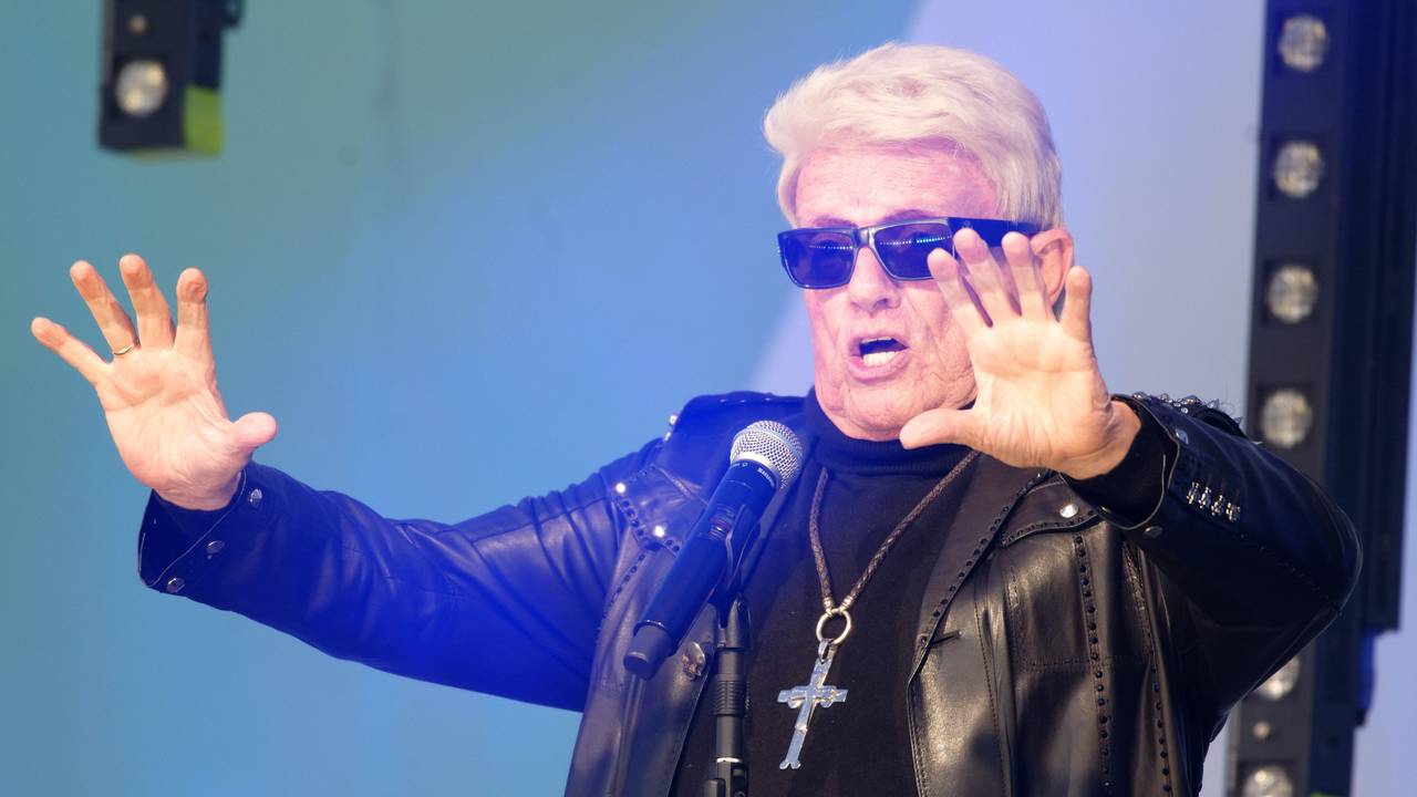 Heino steht bei einem Konzert auf der Bühne.