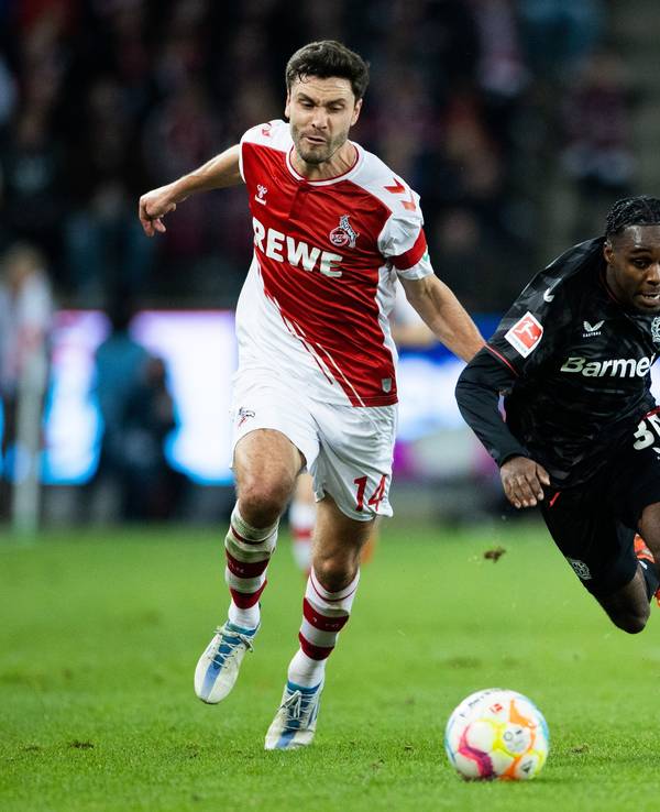 Jonas Hector (l) und Leverkusens Jeremie Frimpong versuchen an den Ball zu kommen.