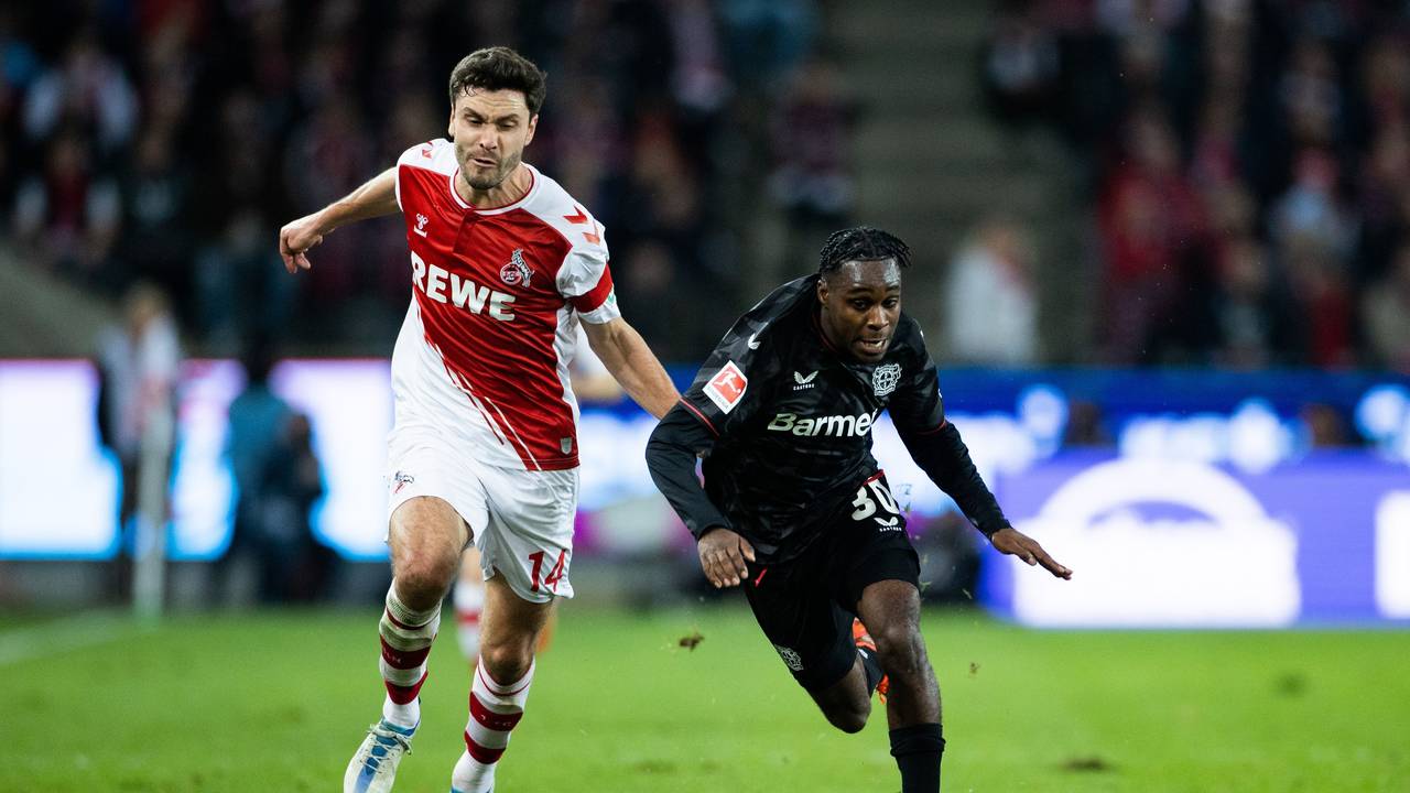 Jonas Hector (l) und Leverkusens Jeremie Frimpong versuchen an den Ball zu kommen.