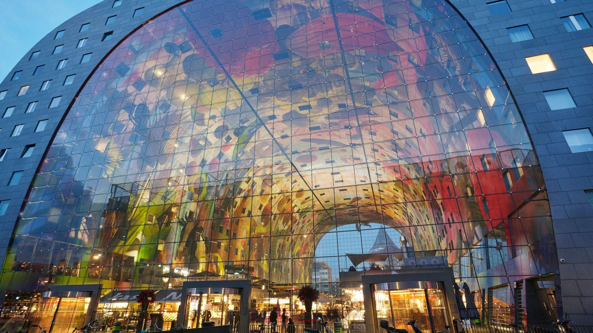 2014 wurde die Markthalle in Rotterdam eröffnet. Sie begeistert mit ihrer außergewöhnlichen Architektur.