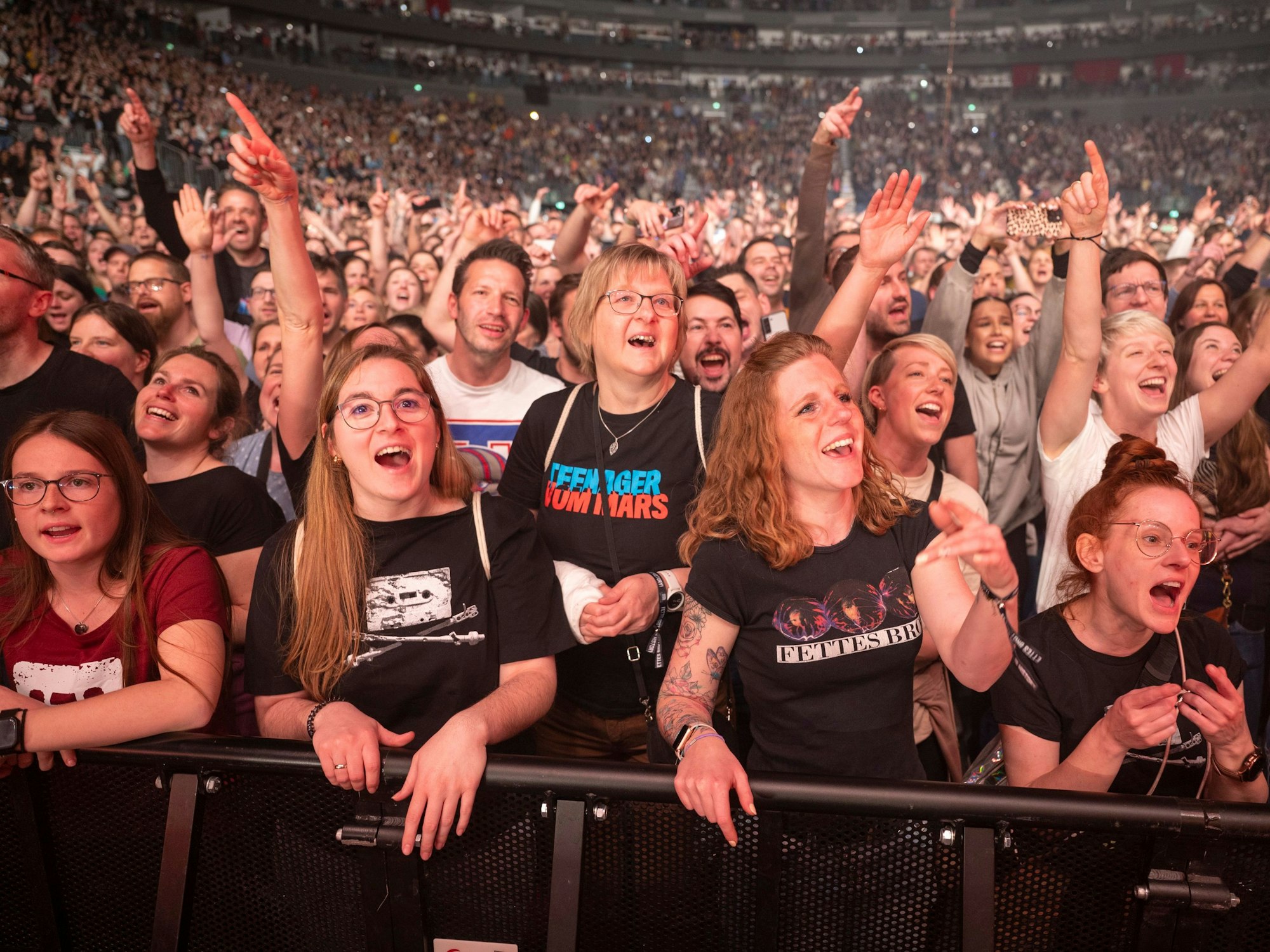 Blick auf die Fans beim Konzert von Fettes Brot in Köln.