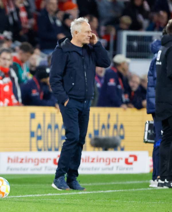 Steffen Baumgart und Christian Streich stehen beim Bundesliga-Spiel SC Freiburg gegen 1. FC Köln an der Seitenlinie.