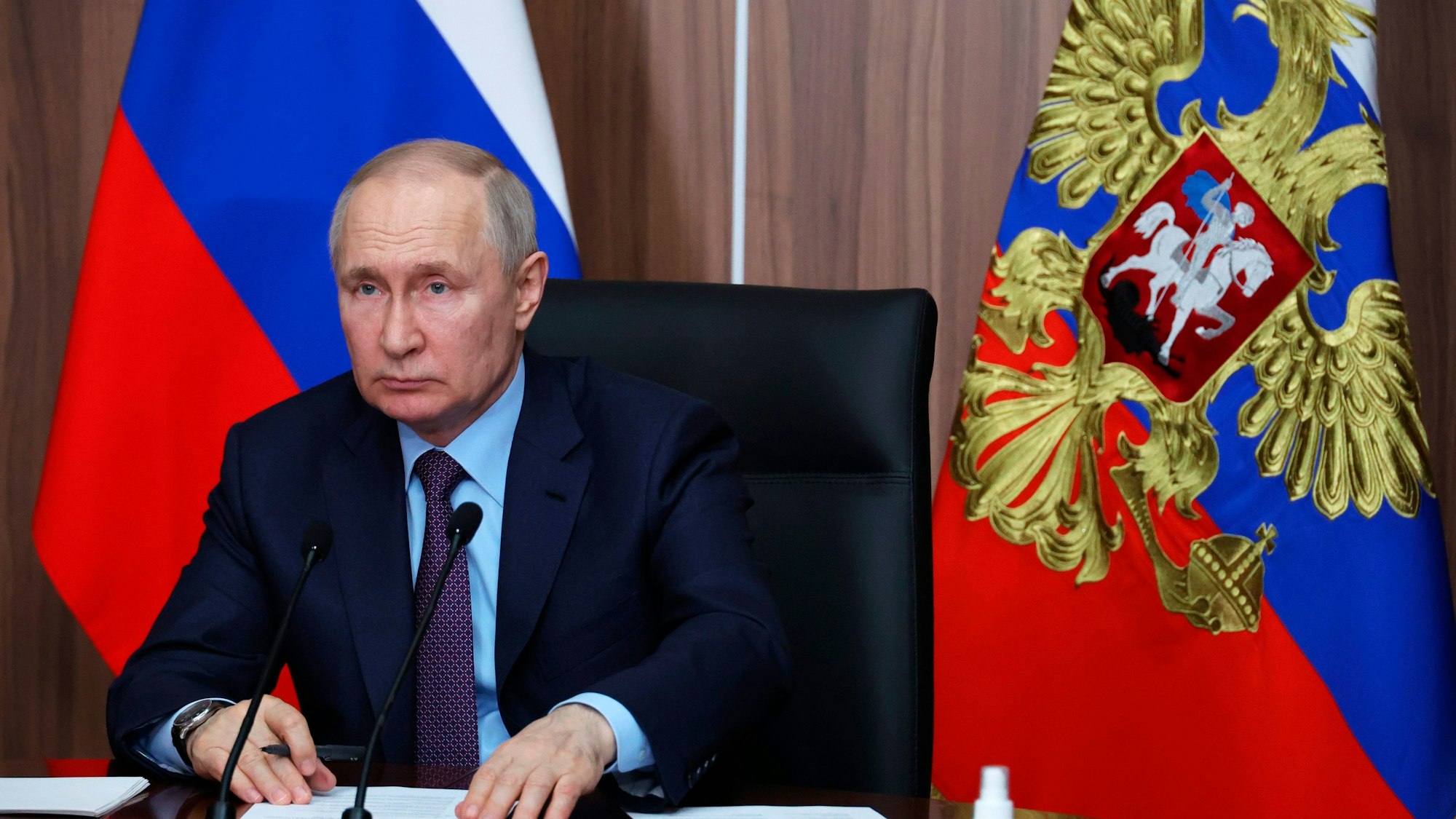 Russlands Präsident Wladimir Putin bei einem Treffen in Moskau Ende April 2023: Russland beklagt, dass die im Zuge des Krieges in der Ukraine verhängten Sanktionen die Lieferungen behinderten.