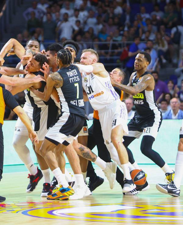 Mehrere Spieler von Real Madrid und Partizan Belgrad gehen beim Euroleague-Spiel aufeinander los.