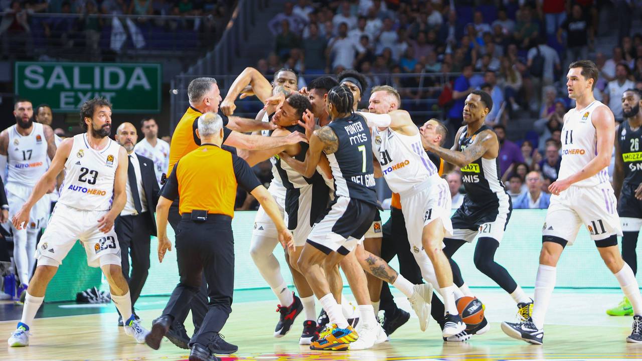 Mehrere Spieler von Real Madrid und Partizan Belgrad gehen beim Euroleague-Spiel aufeinander los.