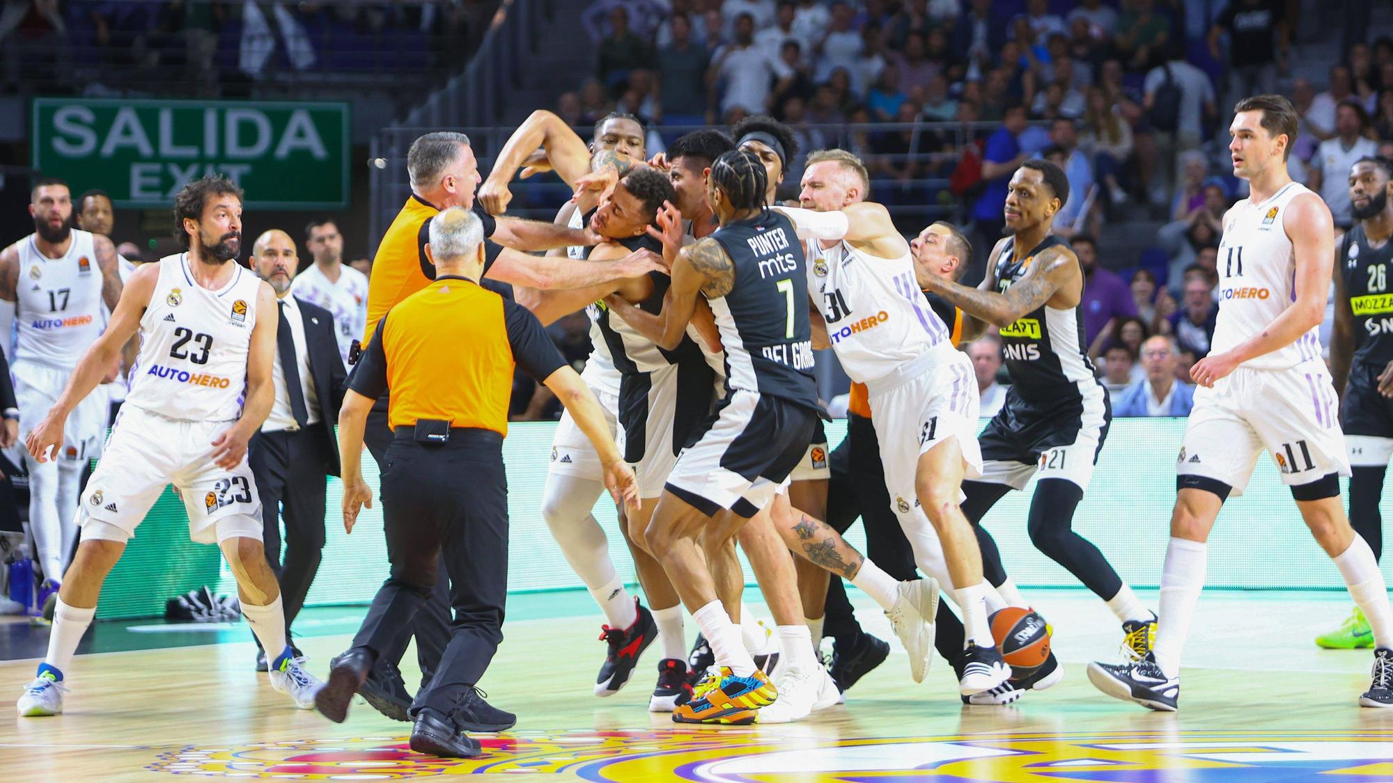Mehrere Spieler von Real Madrid und Partizan Belgrad gehen beim Euroleague-Spiel aufeinander los.