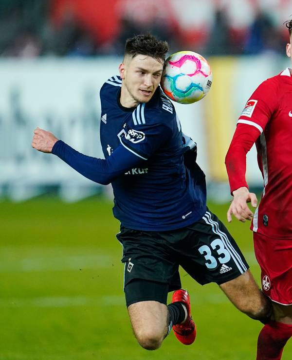 Hamburgs Noah Katterbach (l) und Kaiserslauterns Philipp Hercher kämpfen um den Ball.