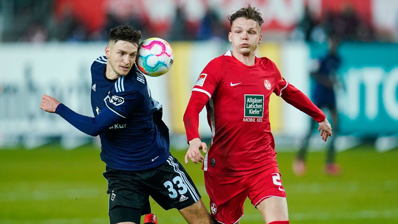 Hamburgs Noah Katterbach (l) und Kaiserslauterns Philipp Hercher kämpfen um den Ball.