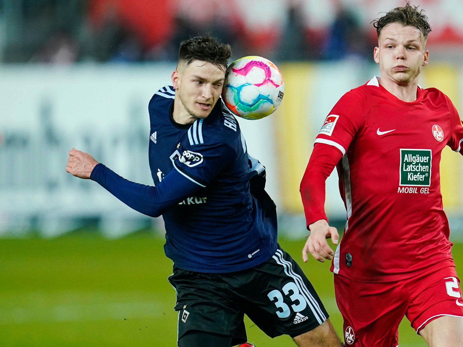 Hamburgs Noah Katterbach (l) und Kaiserslauterns Philipp Hercher kämpfen um den Ball.