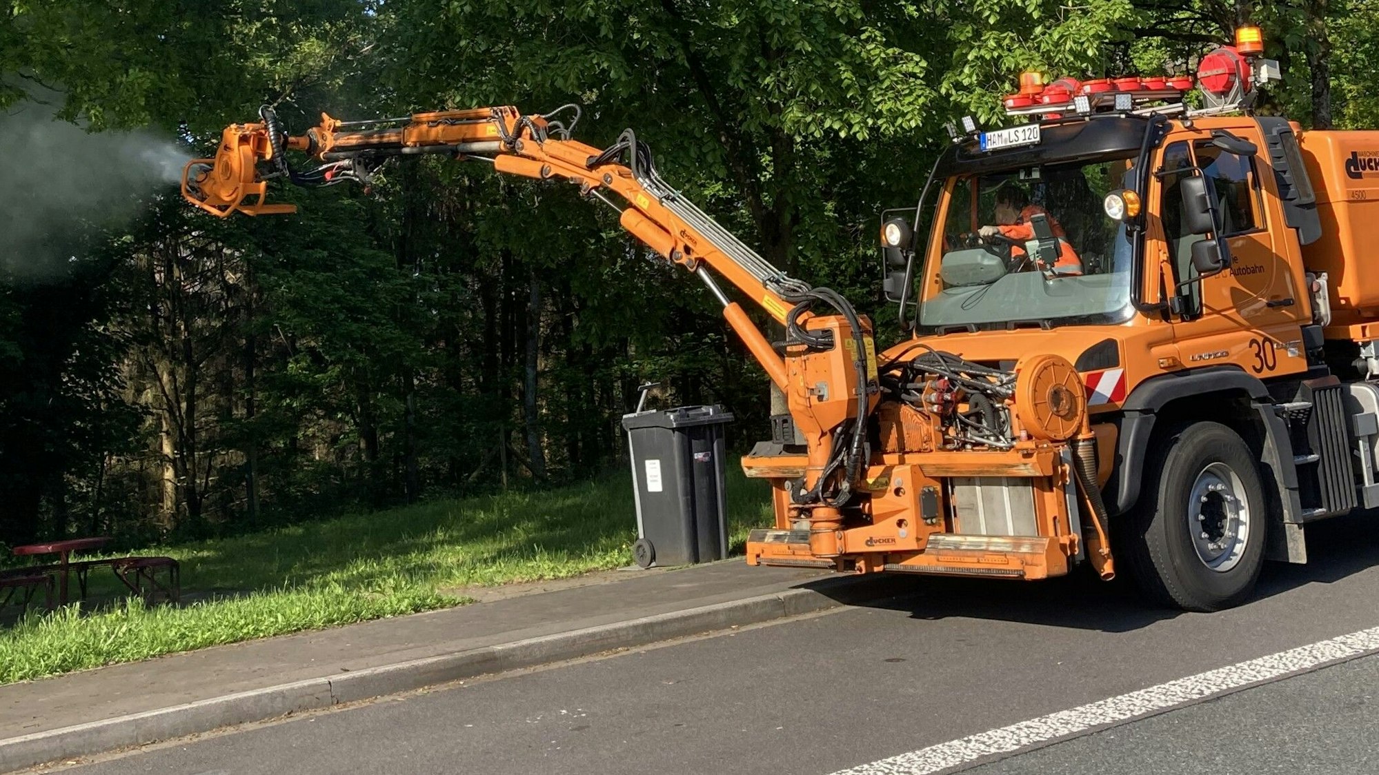 Ein Fahrzeug besprüht Eichen mit dem Biozid gegen den Eichenprozessionsspinner.