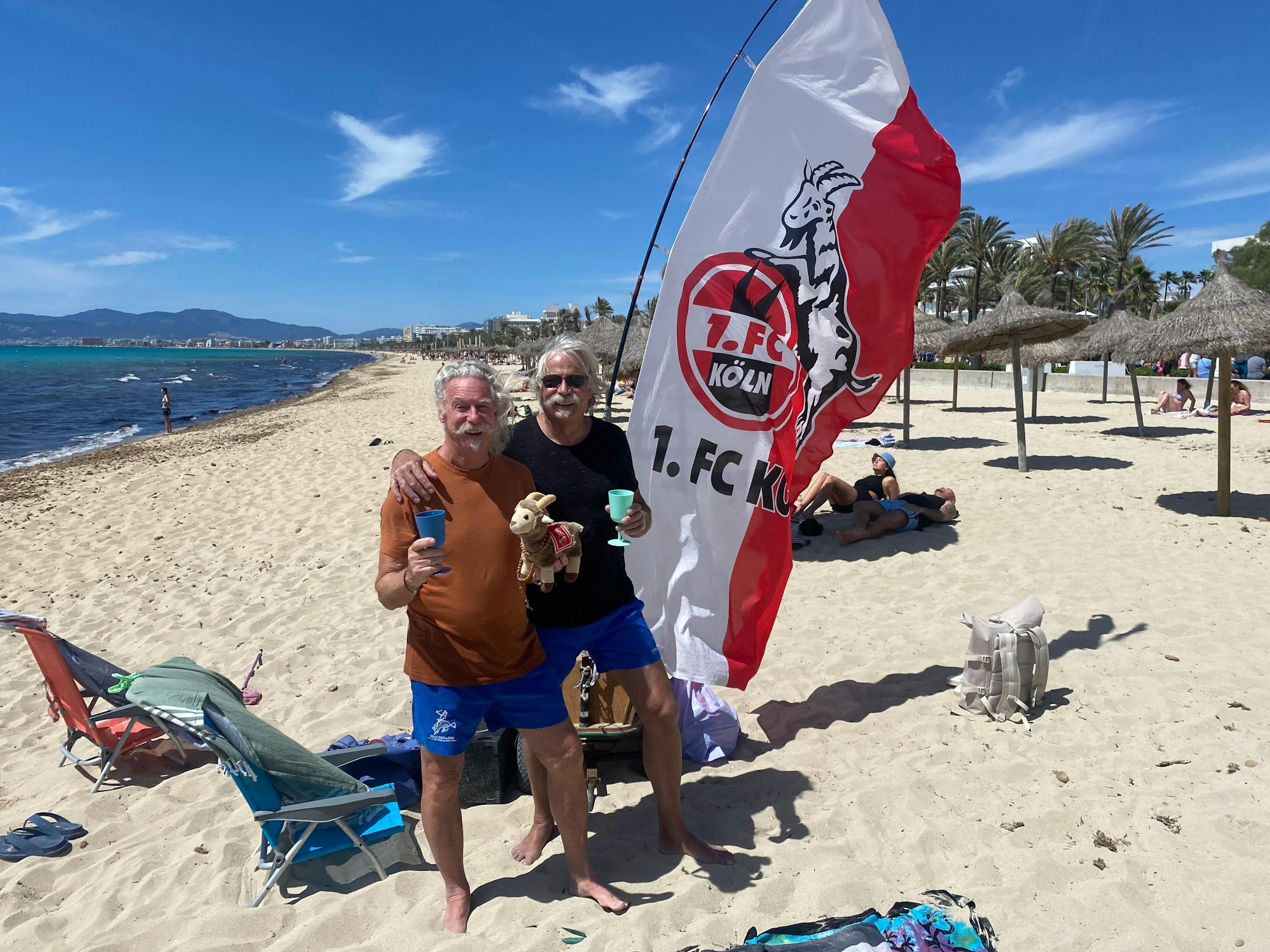 Gusti (l.) und Eddi (r.) am Strand von Mallorca