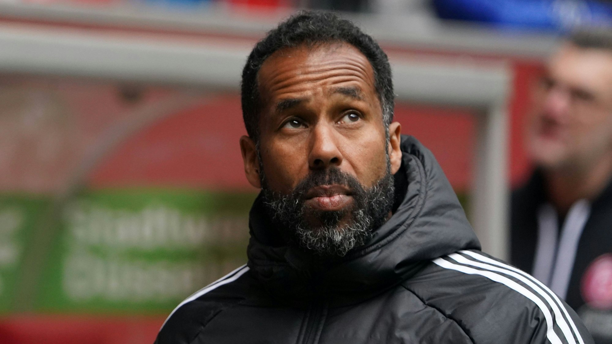 Cheftrainer Daniel Thioune steht in der Merkur-Spiel-Arena.