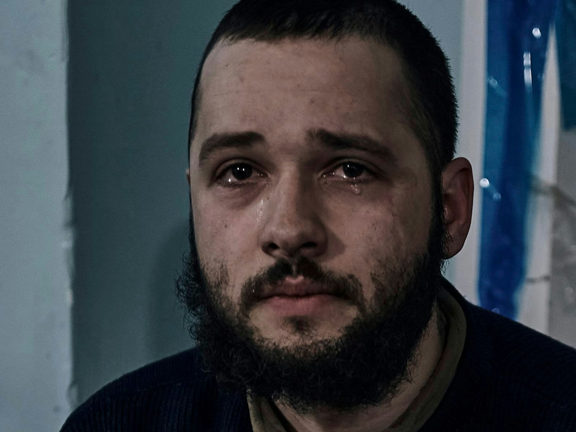 Unser Foto zeigt einen ukrainischen Soldaten, der in einer medizinischen Station nahe Bachmut Ende April weint.