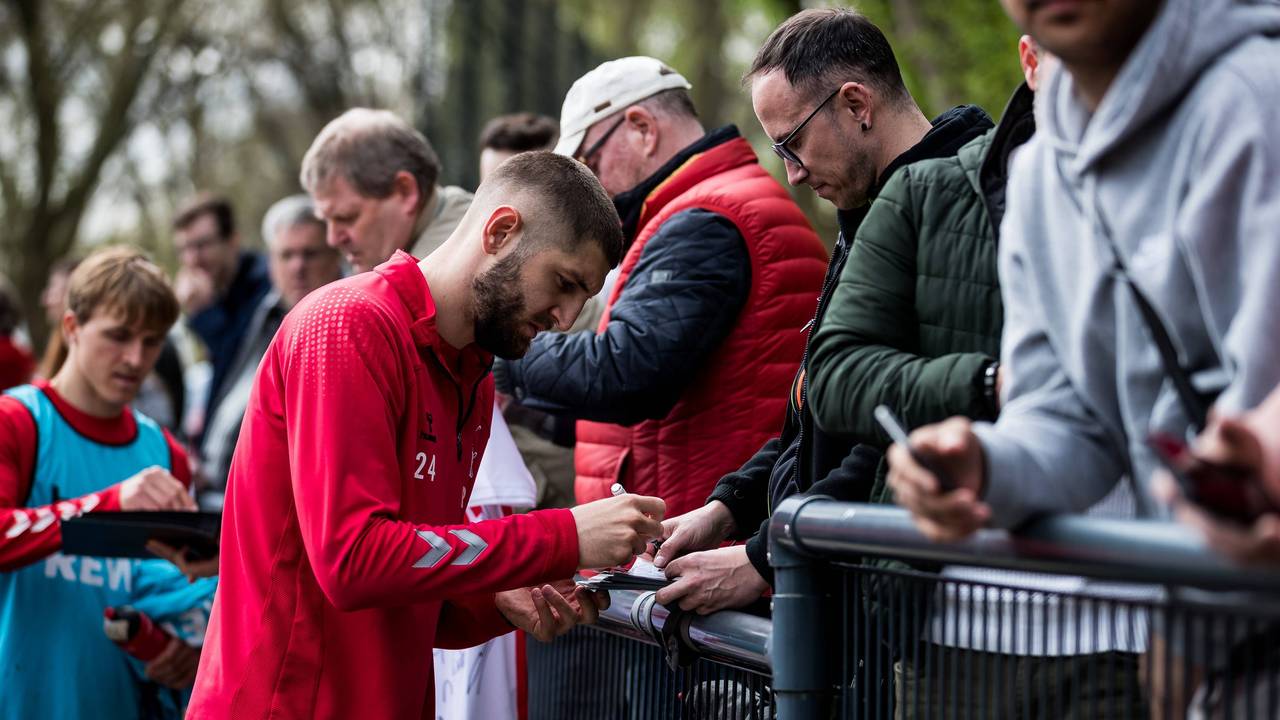 Jeff Chabot schreibt nach dem Training des 1. FC Köln Autogramme.