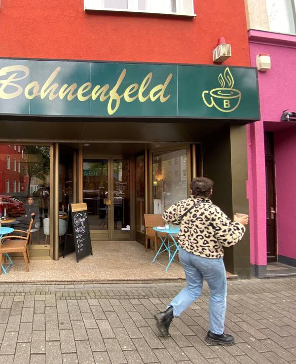 Das in der letzten Aprilwoche 2023 eröffnete Café Bohnenfeld auf der Venloer Straße in Köln-Ehrenfeld.