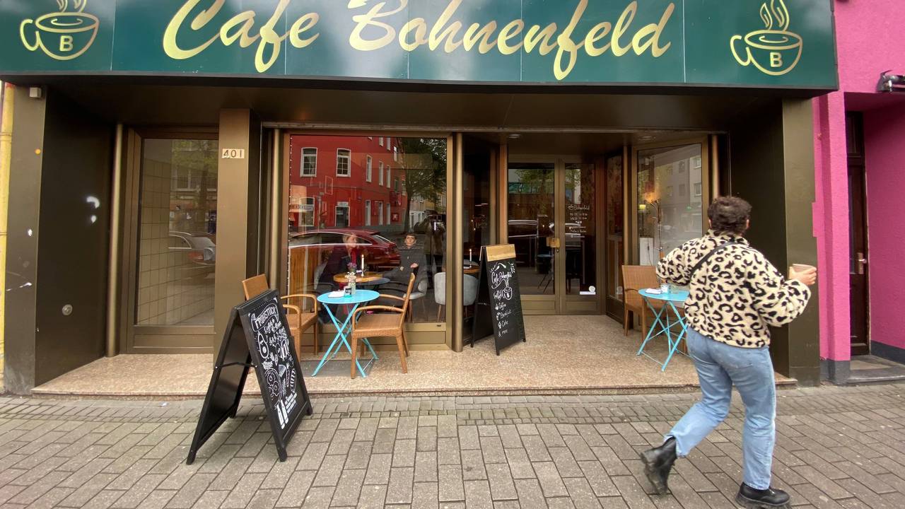 Das in der letzten Aprilwoche 2023 eröffnete Café Bohnenfeld auf der Venloer Straße in Köln-Ehrenfeld.