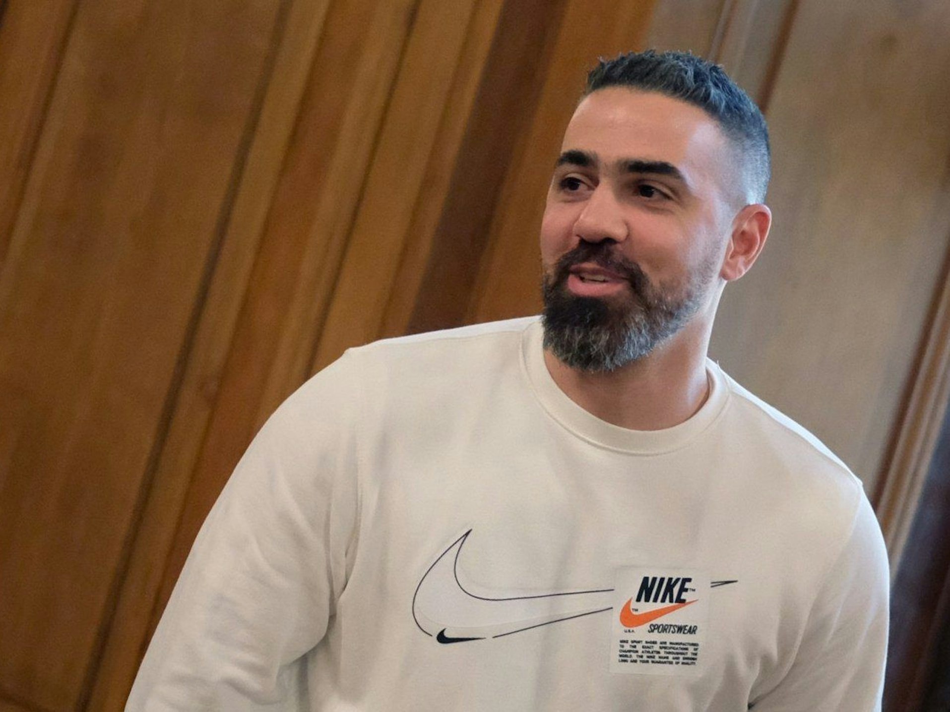 Bushido, Rapper und Musikproduzent, kommt in einen Saal des Bundesverwaltungsgerichtes.