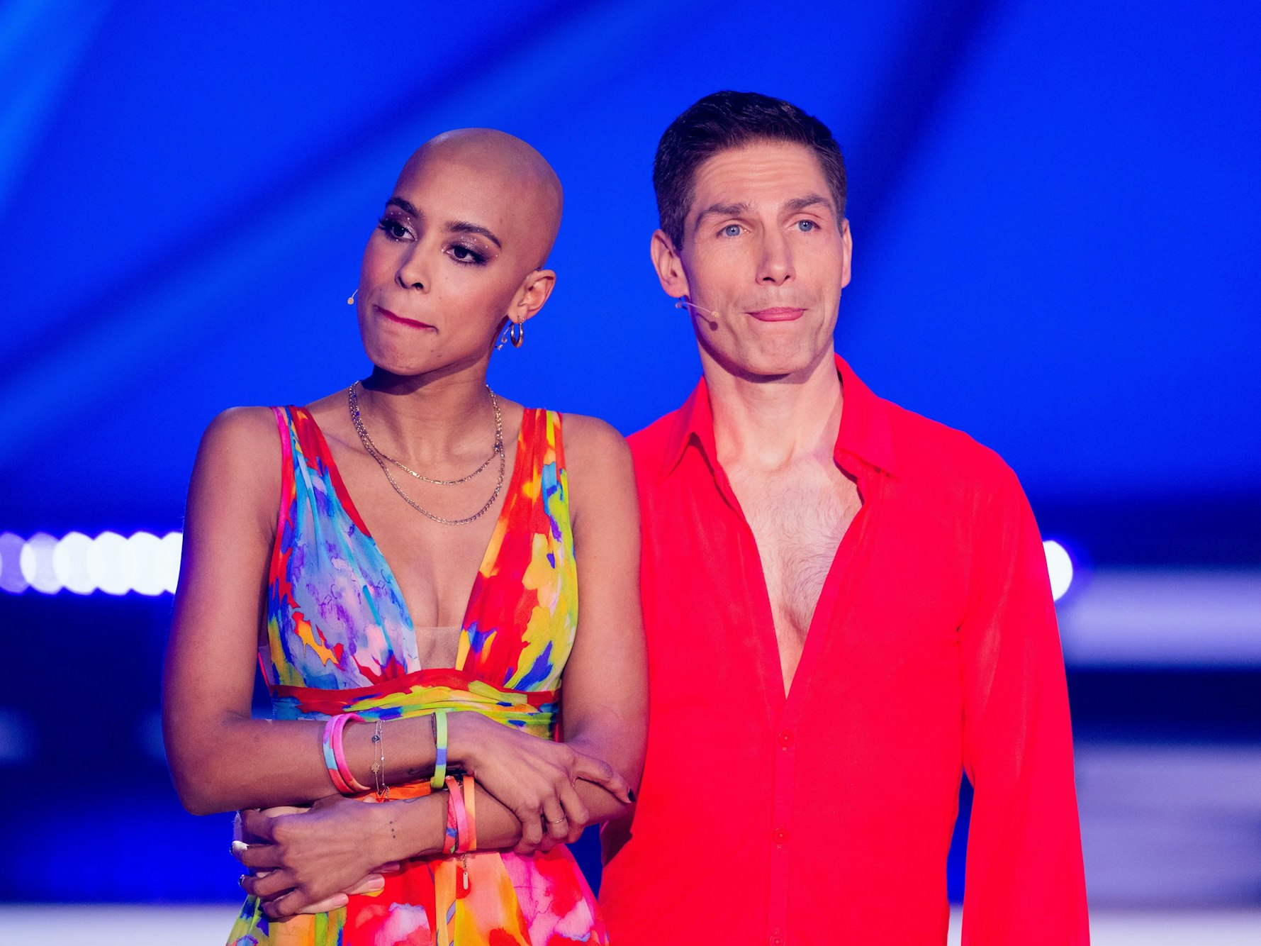 Sharon Battiste, Bacherlorette und Schauspielerin, und Christian Polanc, Profitänzer, stehen in der RTL-Tanzshow „Let's Dance“ im Coloneum.