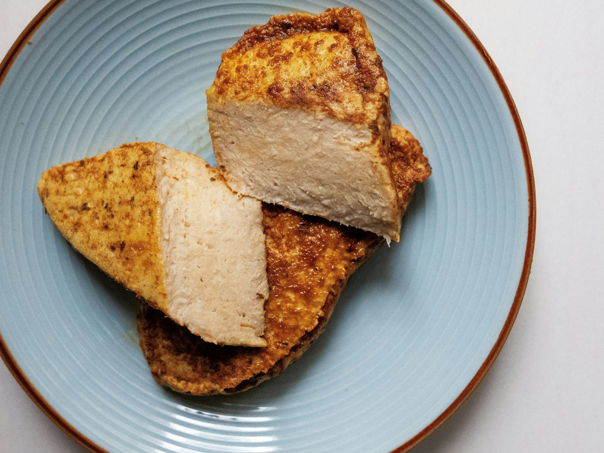 Ein Fleisch-Ersatzprodukt liegt auf einem Teller.