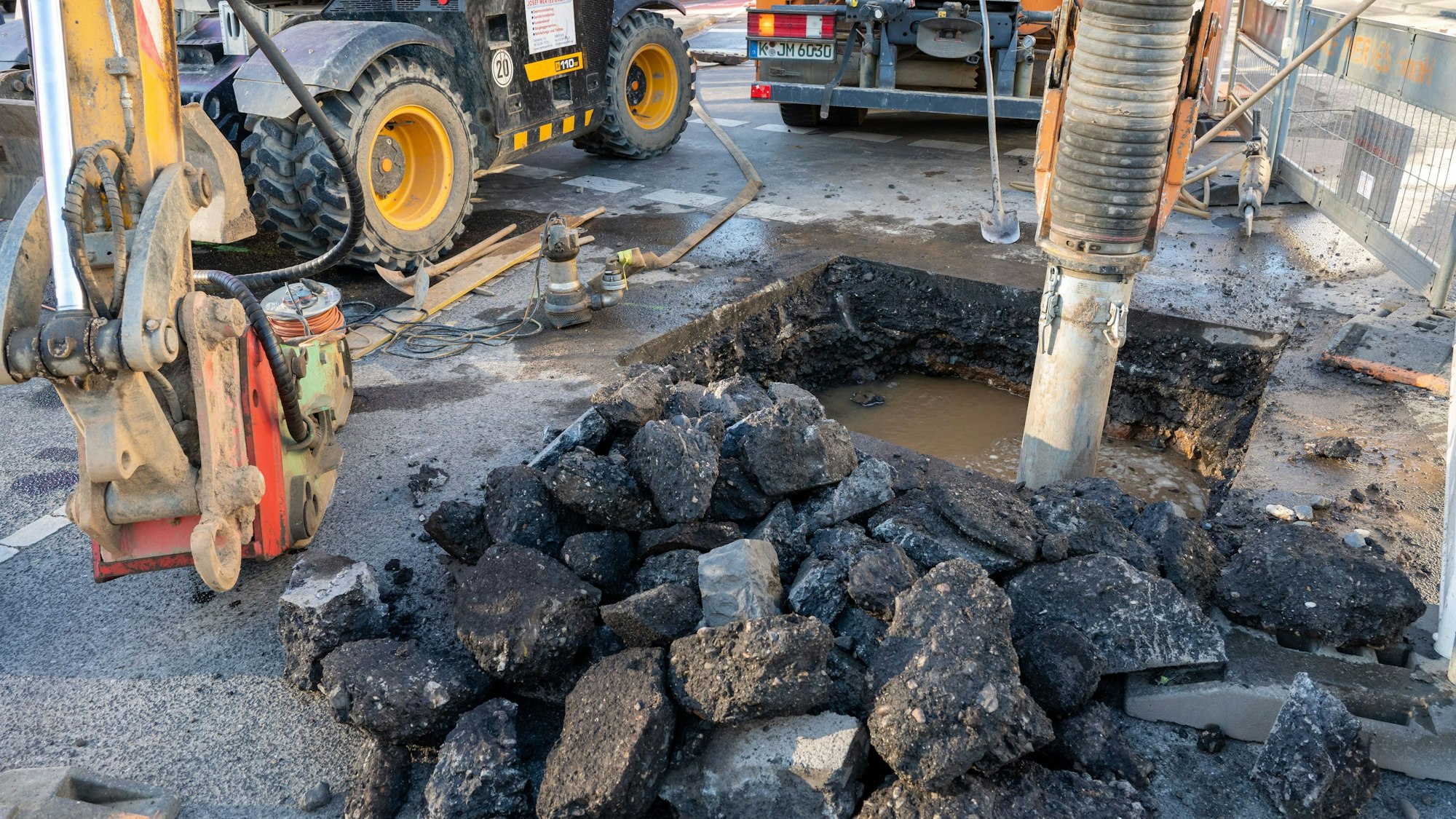 Ein Wasserrohrbruch sorgt in Köln-Nippes für Verkehrsprobleme (Symbolfoto).