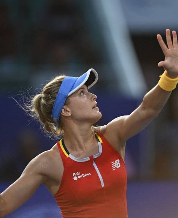 Eugenie Bouchard bereitet sich bei einem Match in Chennai auf einen Smash vor.