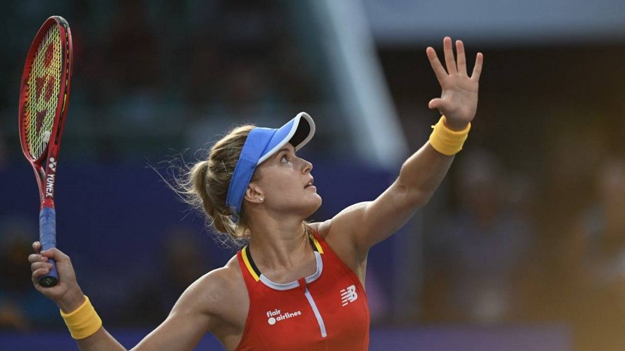 Eugenie Bouchard bereitet sich bei einem Match in Chennai auf einen Smash vor.