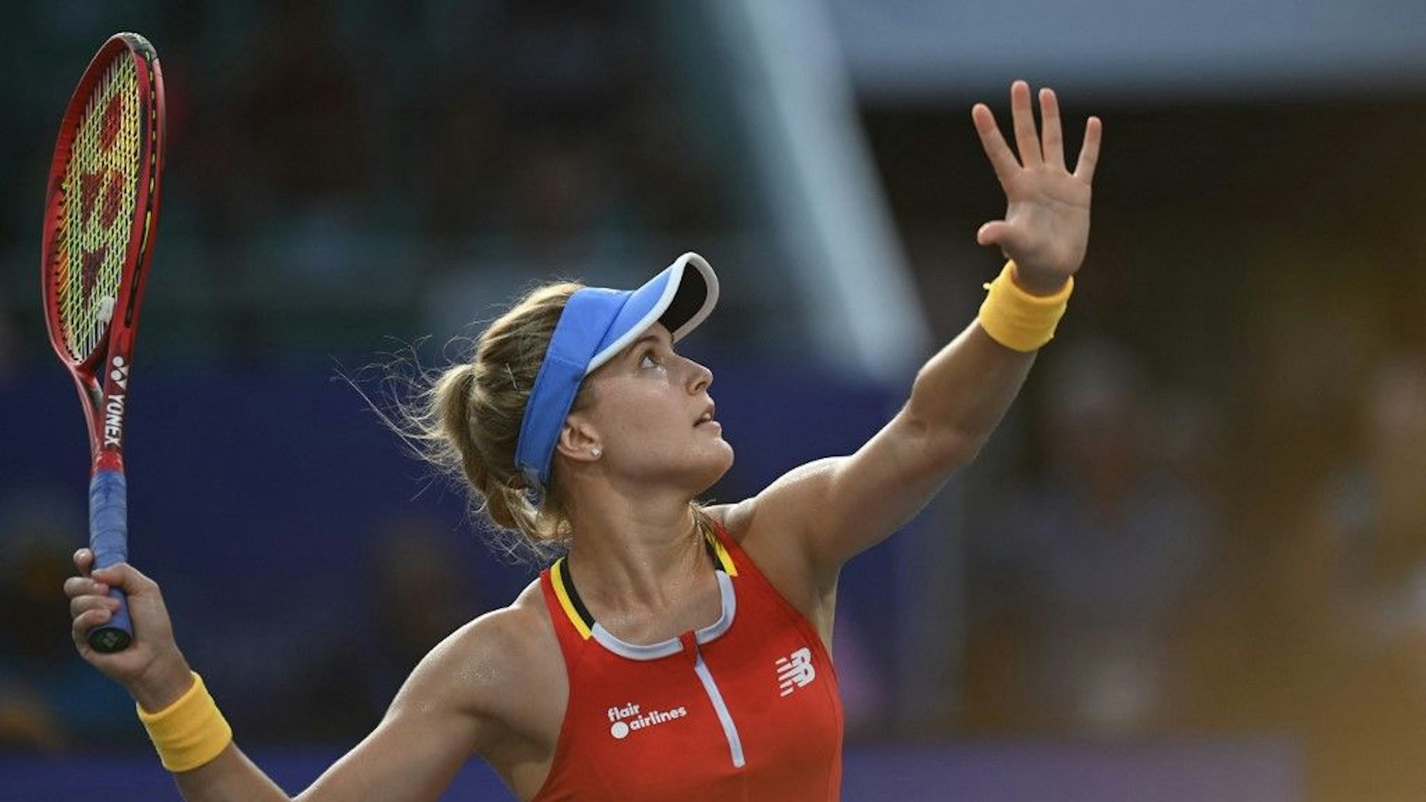 Eugenie Bouchard bereitet sich bei einem Match in Chennai auf einen Smash vor.