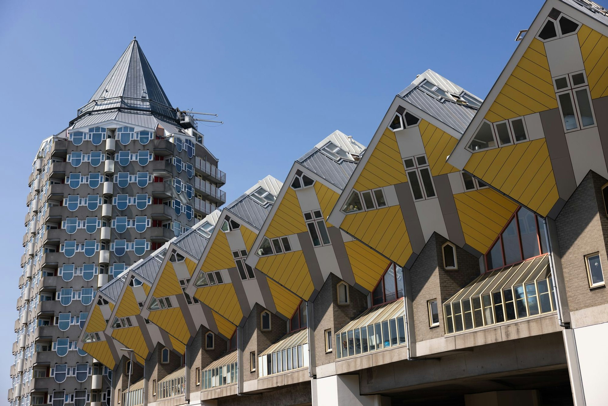 Die Kubushäuser in Rotterdam bestechen mit ihrer gelben Farbe und der einzigartigen Bauweise.
