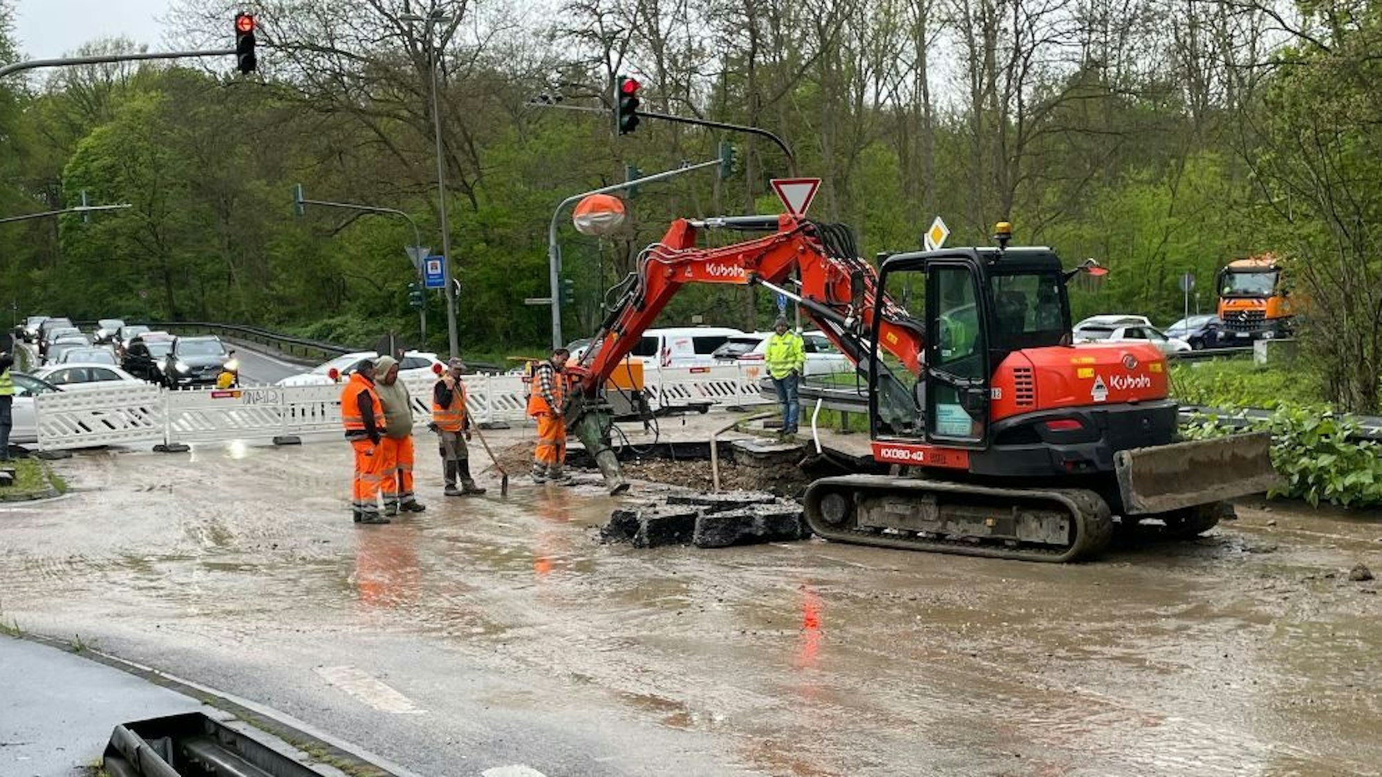 Techniker der Rheinenergie arbeiten an einem Wasserrohrbruch in Rodenkirchen.