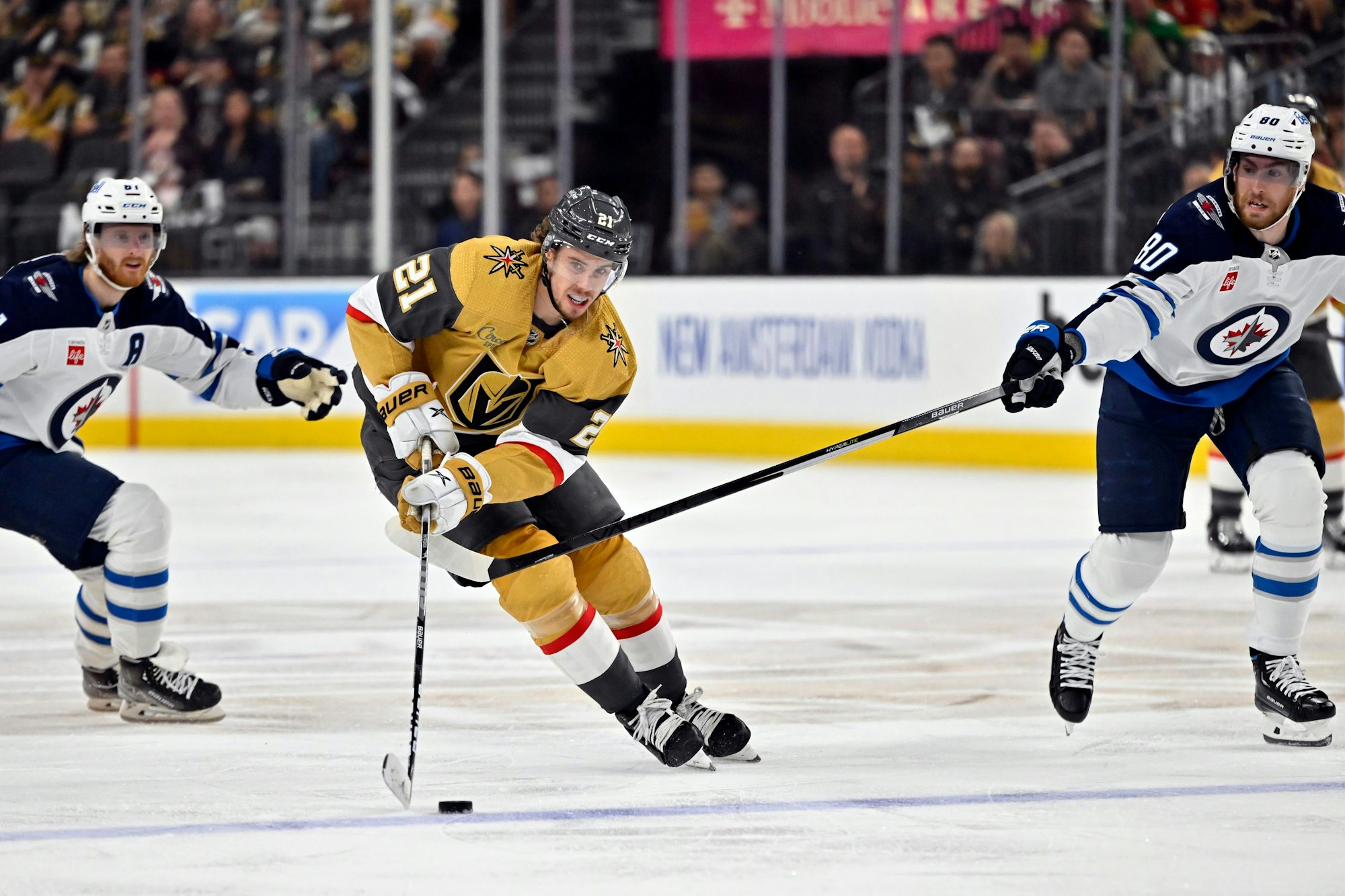 Vegas Golden Knights Center Brett Howden (m.) kämpft mit Winnipeg Jets  Kyle Connor und Pierre-Luc Dubois um den Puck während des NFL-Playoff Spiels am 27. April 2023