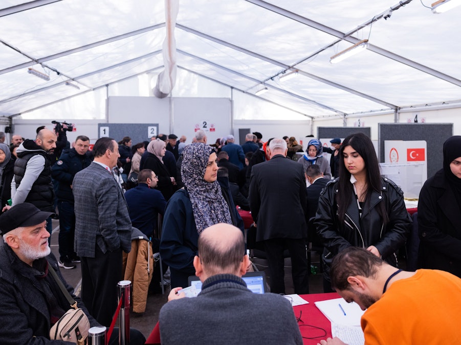 Wählerinnen und Wähler geben im Türkischen Generalkonsulat ihre Stimme für die Parlaments- und Präsidentenwwahl ab.